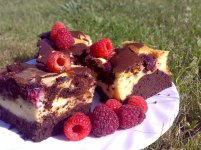 Sernikobrownies_z_malinami_1.jpg