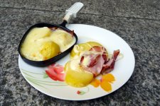 Raclette_z_zoltym_serem_szynka_wedzona_i_ziemniakami_cin.jpg